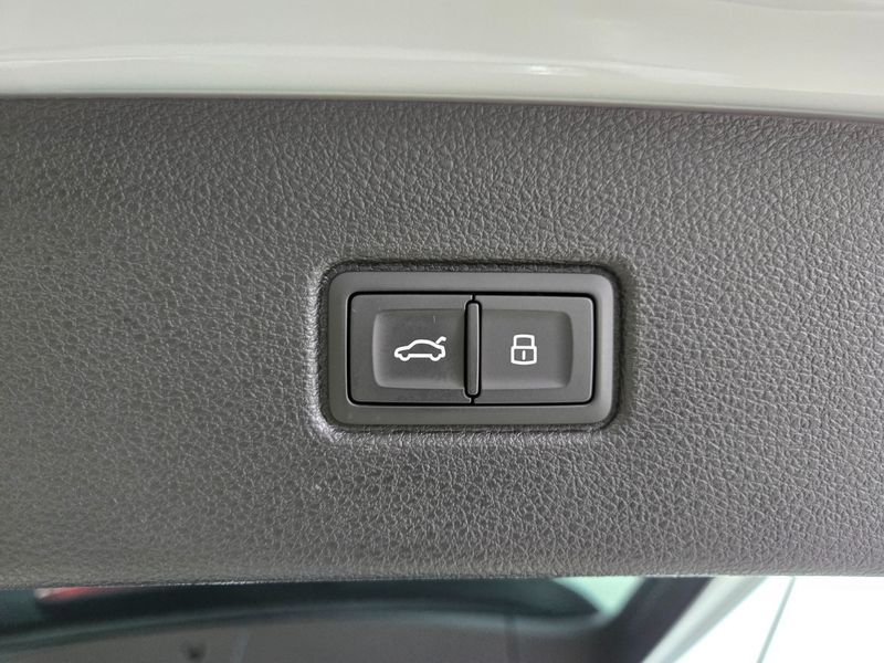 2025 Audi Q7 55 TFSI Quattro Premium photo 18