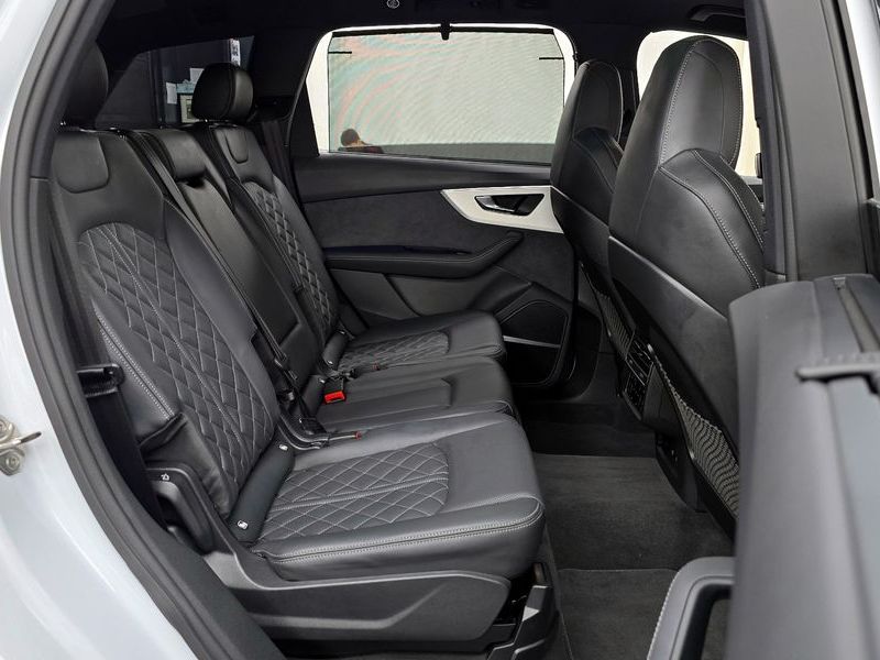 2025 Audi Q7 55 TFSI Quattro Premium photo 11