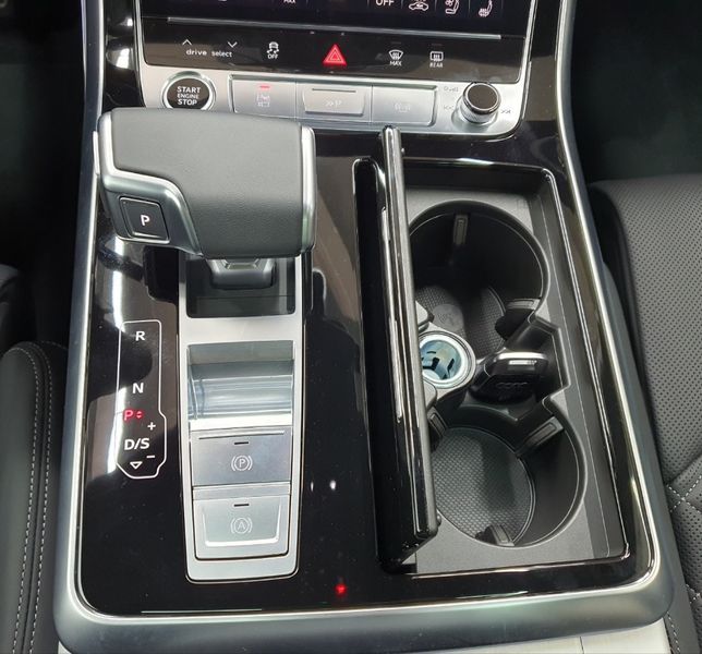 2025 Audi Q7 55 TFSI Quattro Premium photo 9