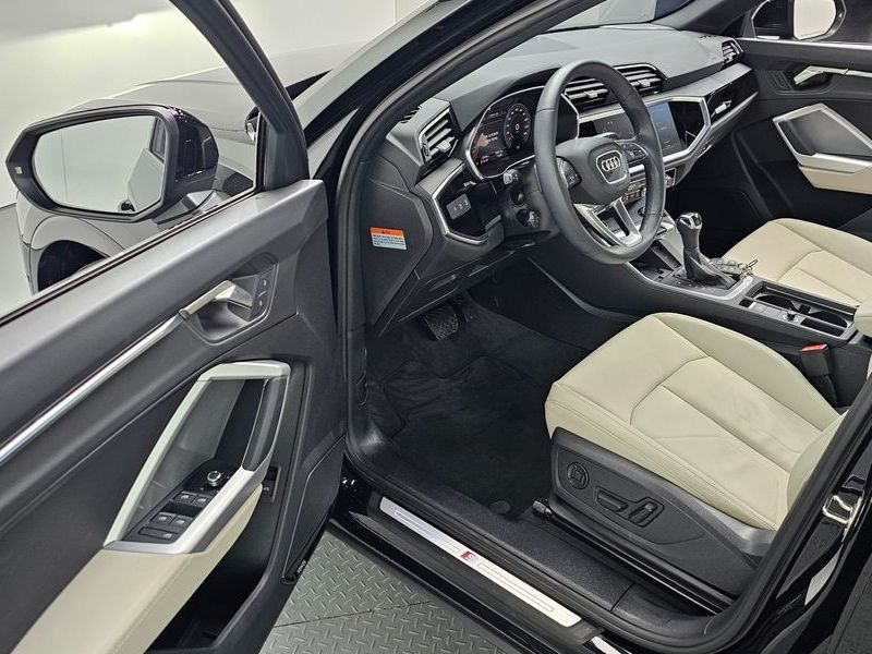 2025 Audi Q3 40 TFSI Quattro Premium photo 11
