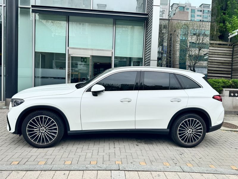 2026 Mercedes-Benz C-Class GLC300 4MATIC AMG Line photo 8