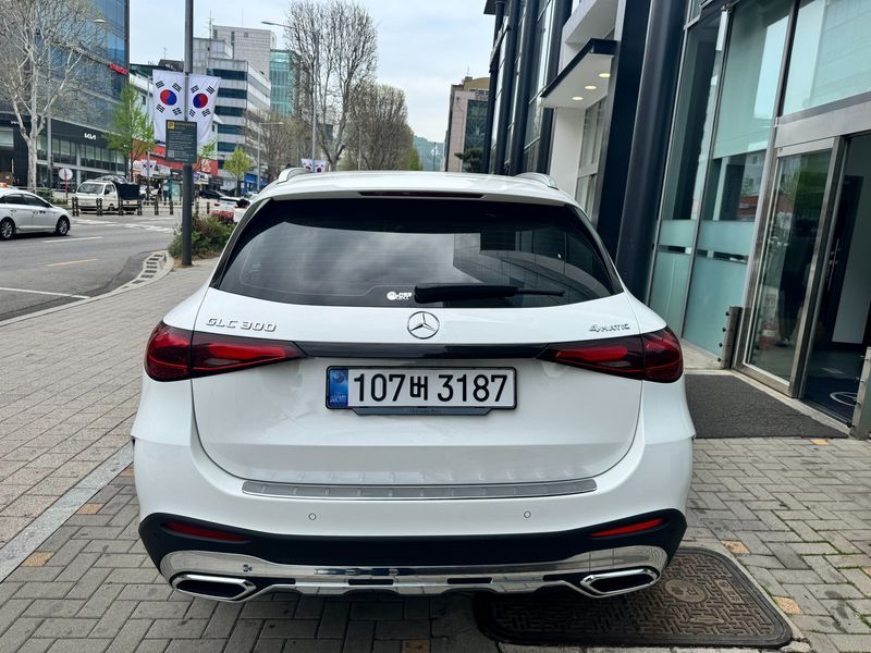 2026 Mercedes-Benz C-Class GLC300 4MATIC AMG Line photo 9