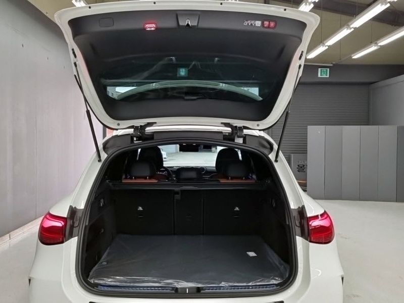 2026 Mercedes-Benz C-Class GLC300 4MATIC AMG Line photo 17