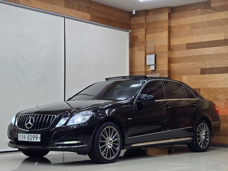 2012 Mercedes-Benz E-Class E300 Elegance photo 1