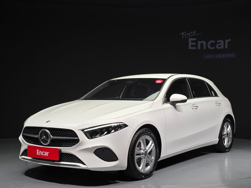 2025 Mercedes-Benz A-Class A220 Hatchback photo 1