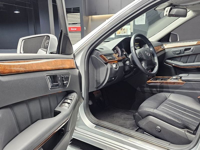 2012 Mercedes-Benz E-Class E300 Elegance photo 10