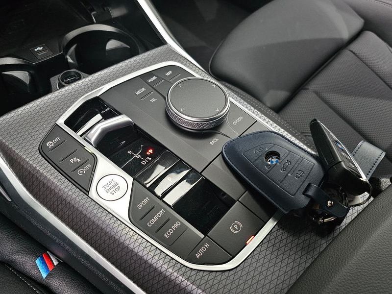 2026 BMW 3 Series 320i M Sport photo 9