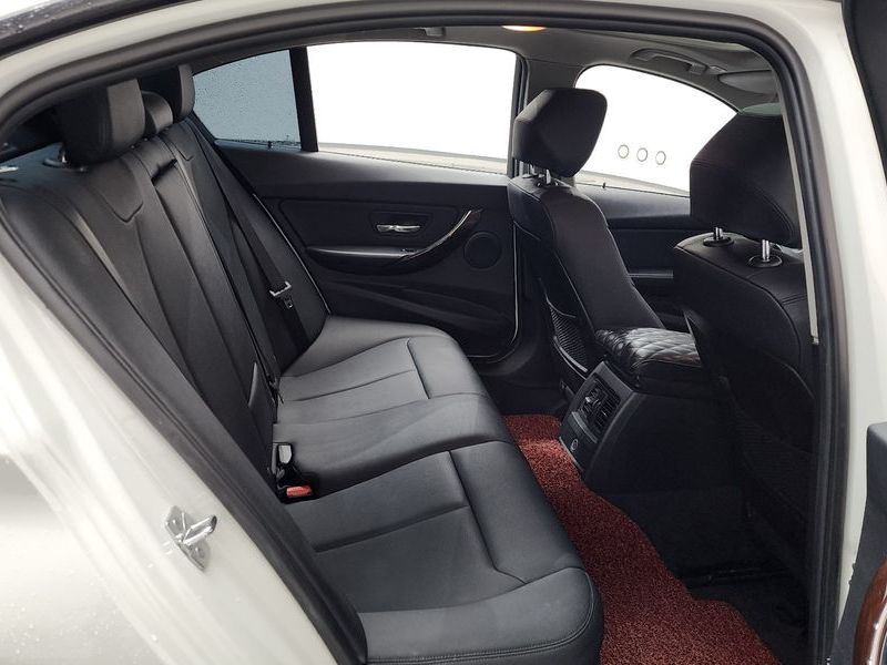 2012 BMW 3 Series 320d photo 12