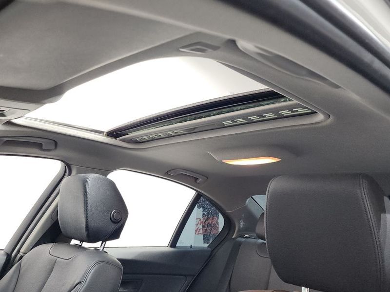 2012 BMW 3 Series 320d photo 17