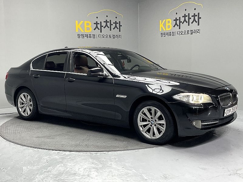 2013 BMW 5 Series 520d photo 1