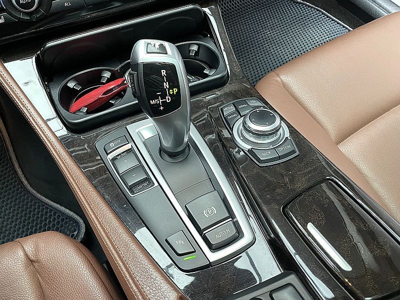 2013 BMW 5 Series 520d photo 9