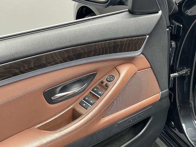 2013 BMW 5 Series 520d photo 17