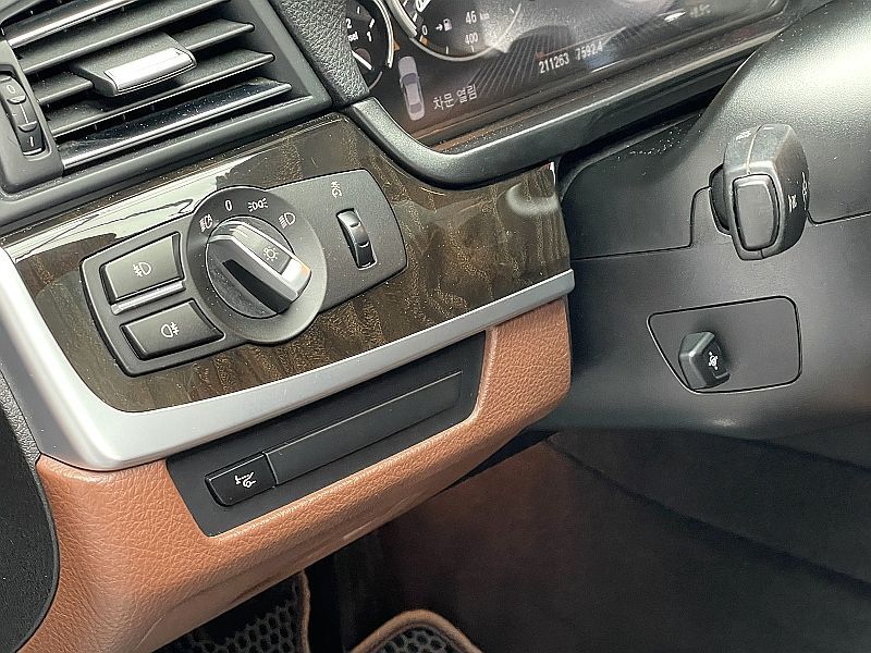 2013 BMW 5 Series 520d photo 18