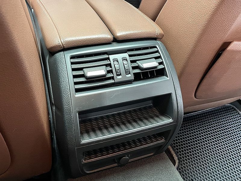 2013 BMW 5 Series 520d photo 20