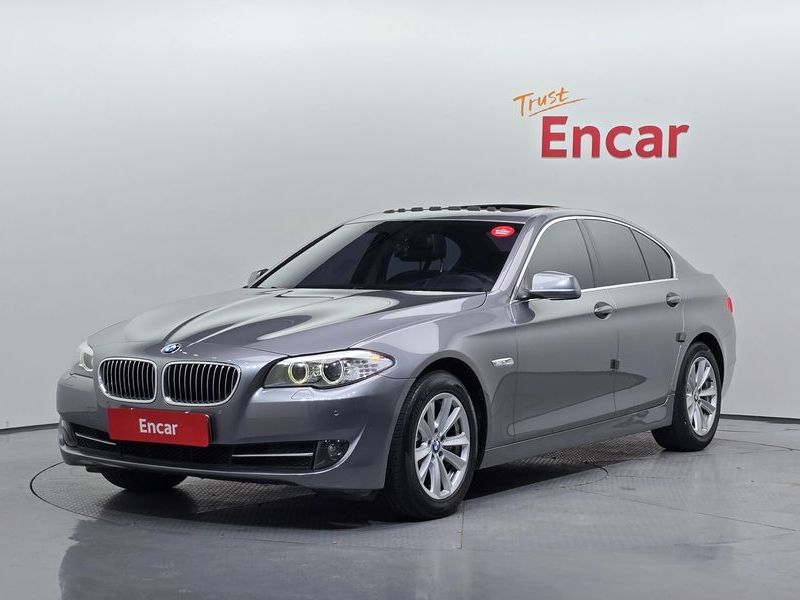 2013 BMW 5 Series 520d photo 1
