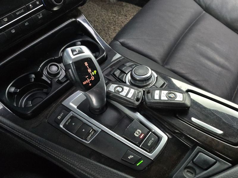 2013 BMW 5 Series 520d photo 9