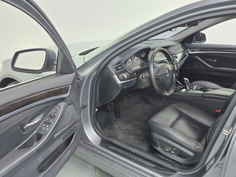2013 BMW 5 Series 520d photo 10