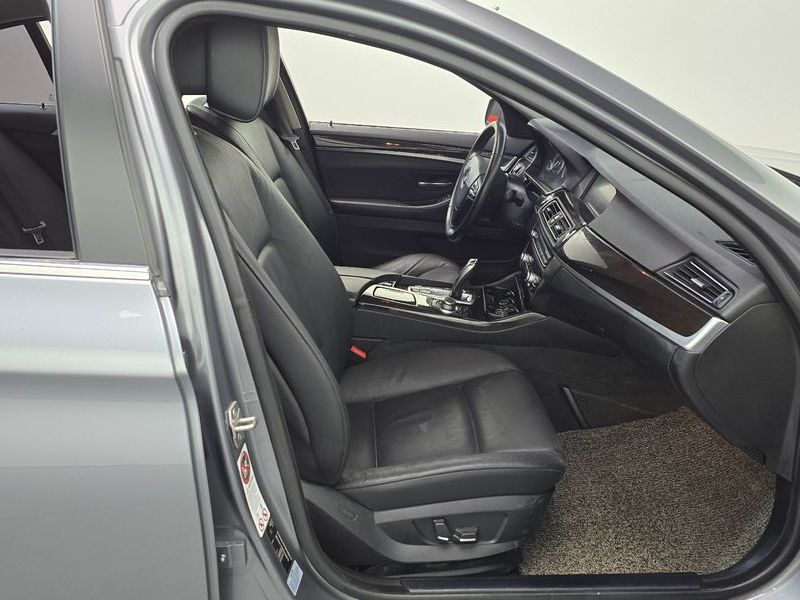 2013 BMW 5 Series 520d photo 11