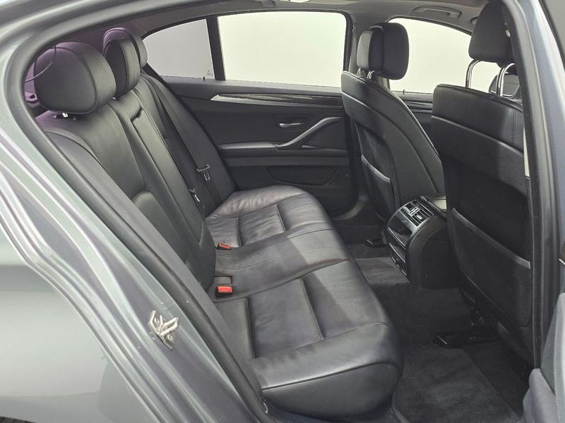 2013 BMW 5 Series 520d photo 12
