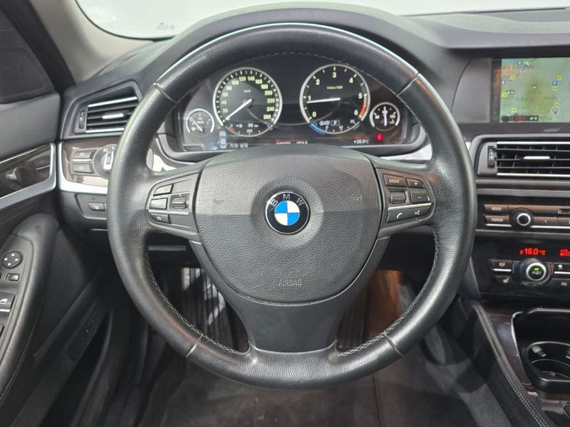 2013 BMW 5 Series 520d photo 13