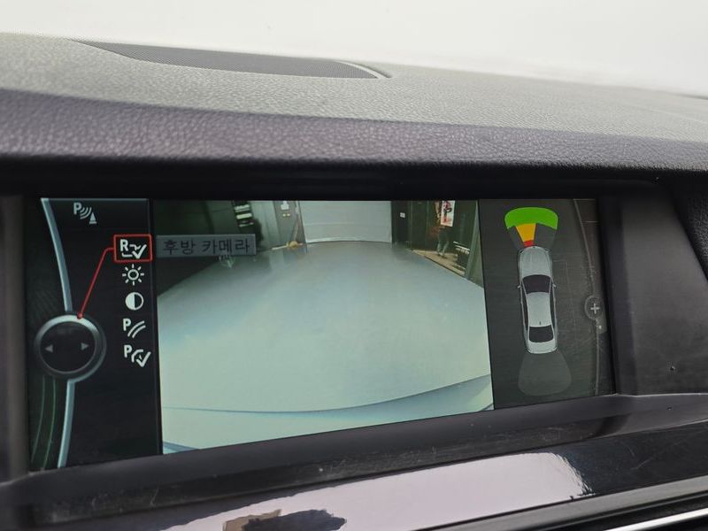 2013 BMW 5 Series 520d photo 15