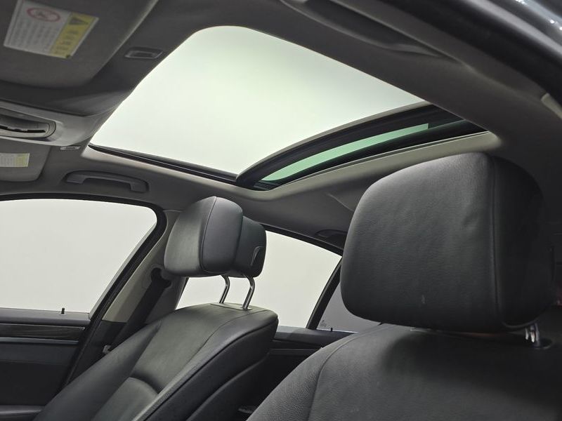 2013 BMW 5 Series 520d photo 19
