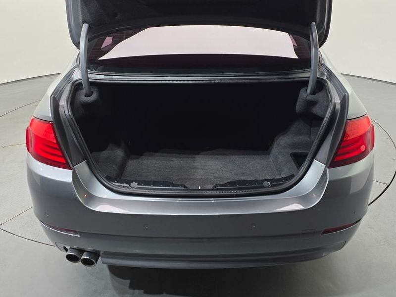 2013 BMW 5 Series 520d photo 20