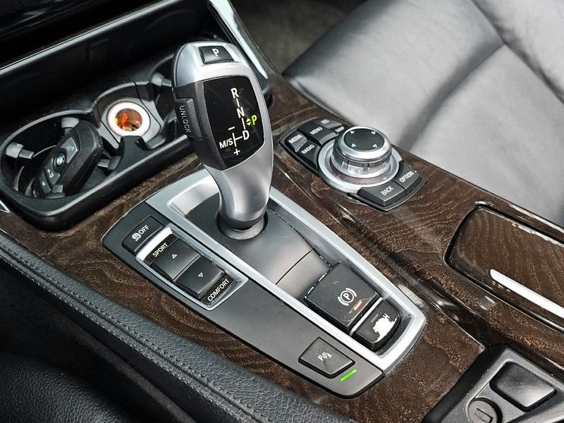 2013 BMW 5 Series 520d photo 9