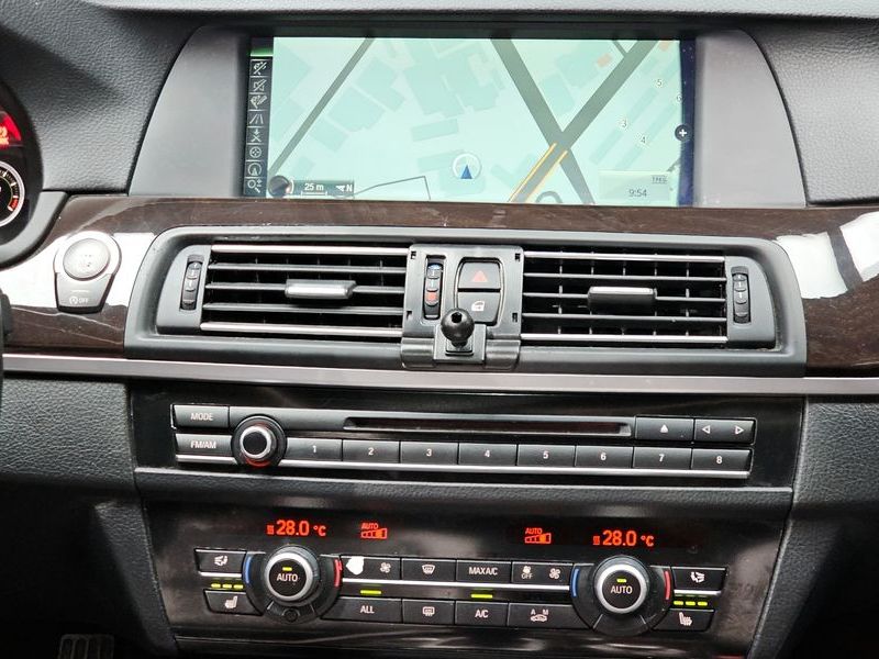 2013 BMW 5 Series 520d photo 14