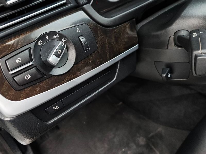 2013 BMW 5 Series 520d photo 18