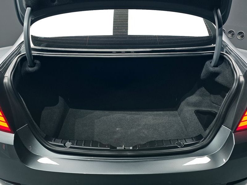 2013 BMW 5 Series 520d photo 20