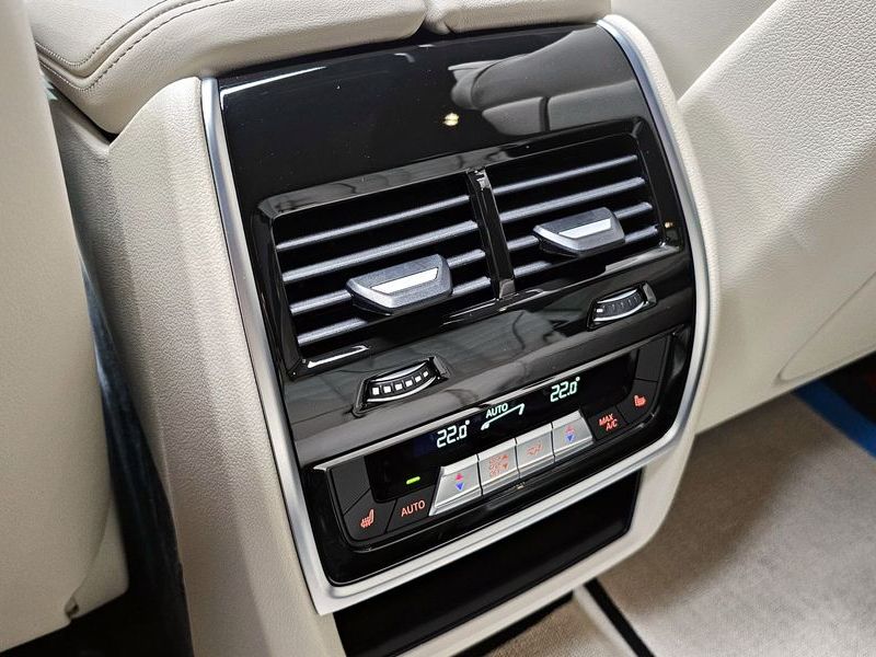 2026 BMW X7 xDrive 40i M Sport 7STR photo 27