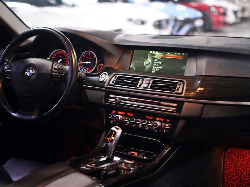 2013 BMW 5 Series 520d photo 7