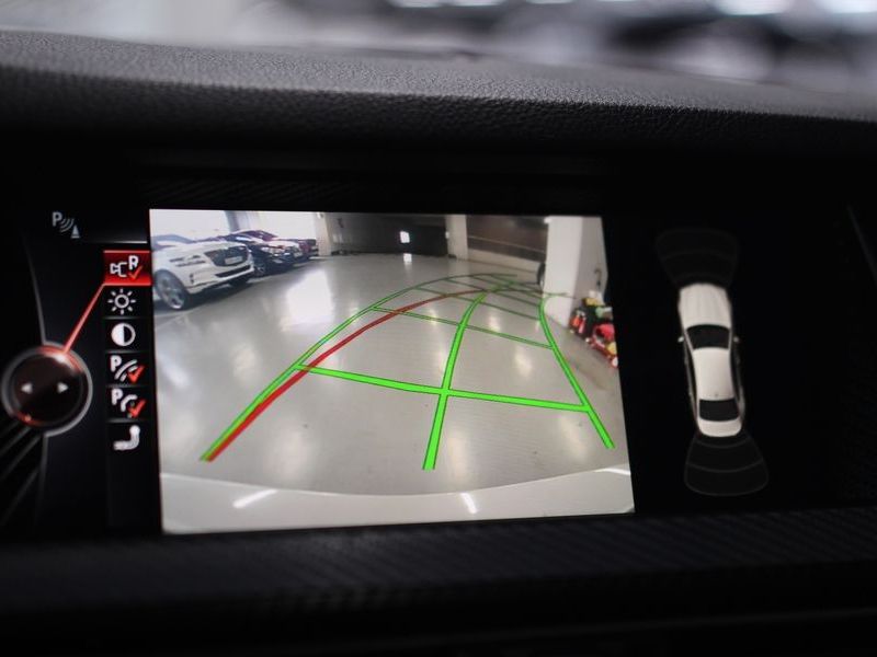 2013 BMW 5 Series 520d photo 17