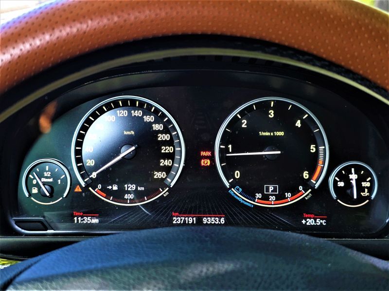 2013 BMW 5 Series 520d photo 9