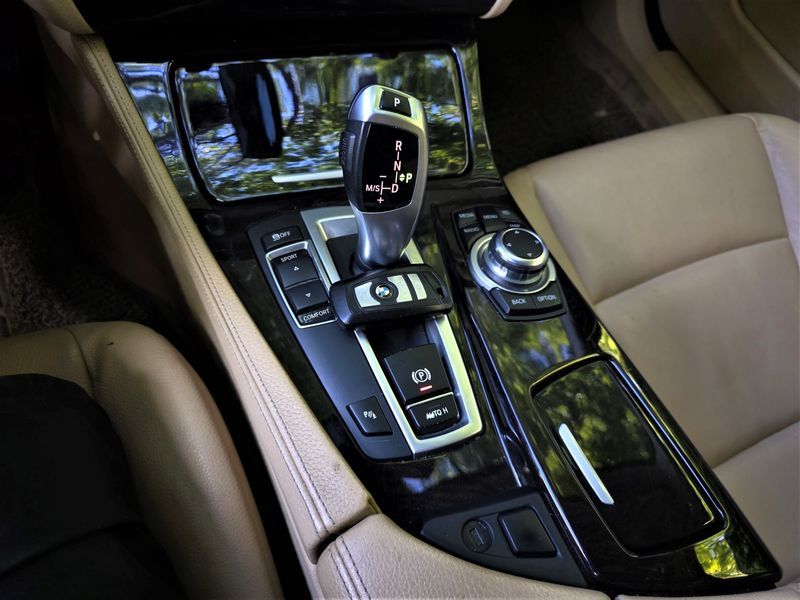 2013 BMW 5 Series 520d photo 12