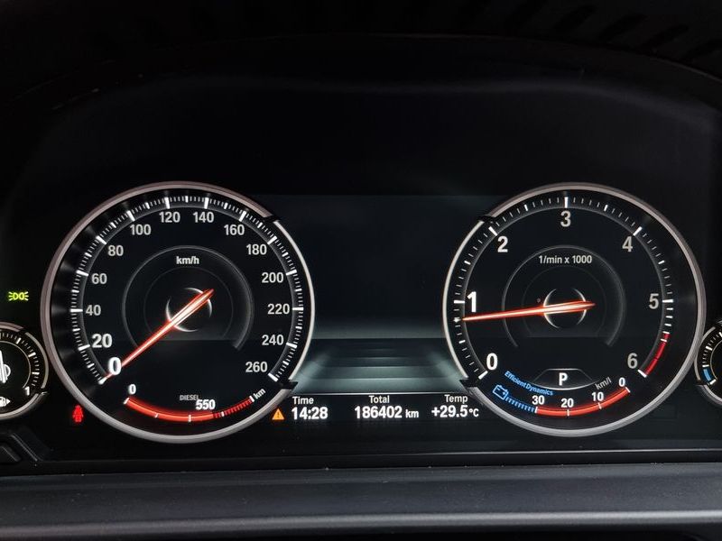 2013 BMW 5 Series 520d photo 8