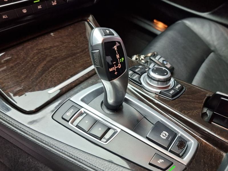 2013 BMW 5 Series 520d photo 9