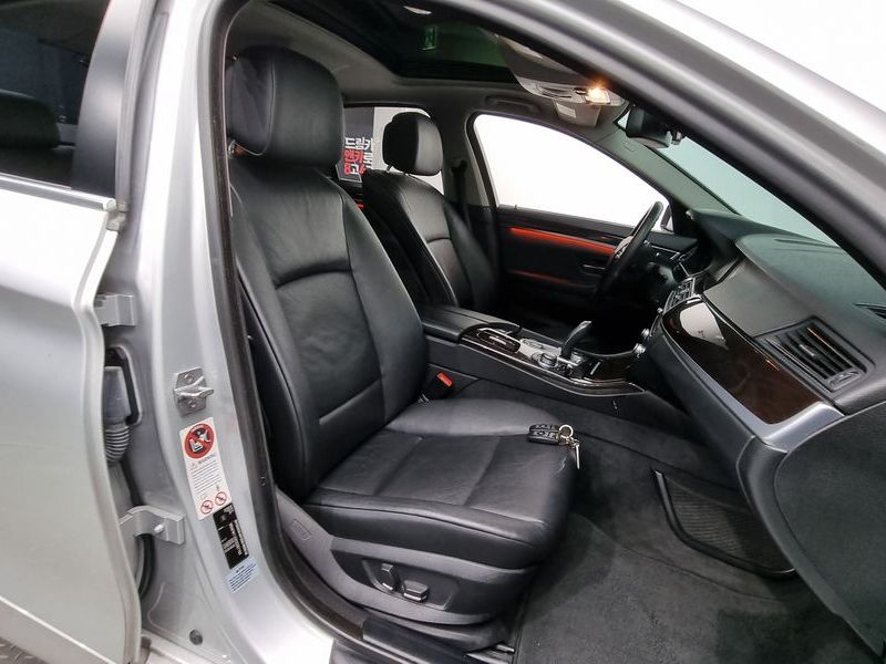 2013 BMW 5 Series 520d photo 10
