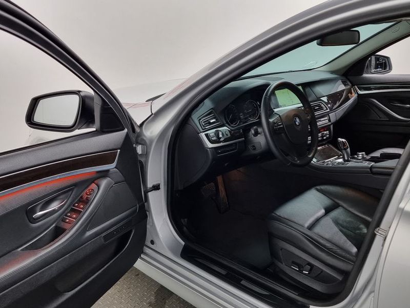 2013 BMW 5 Series 520d photo 13