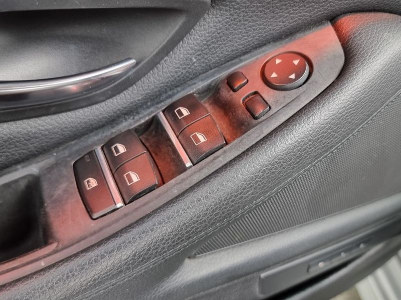 2013 BMW 5 Series 520d photo 14