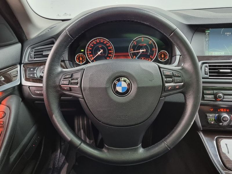 2013 BMW 5 Series 520d photo 16