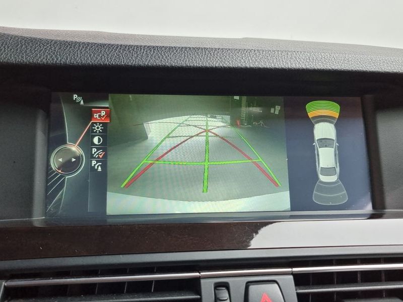 2013 BMW 5 Series 520d photo 18