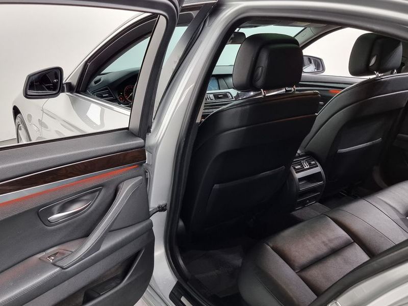 2013 BMW 5 Series 520d photo 19