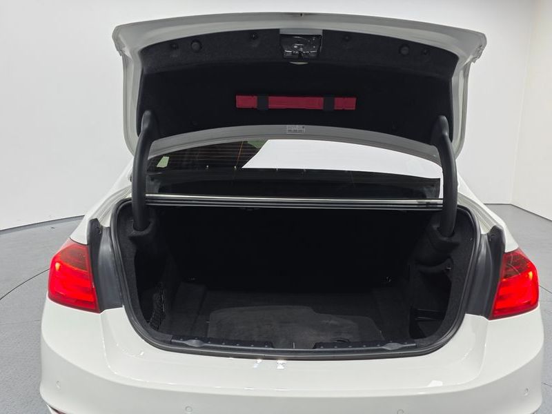 2013 BMW 3 Series 320d photo 20