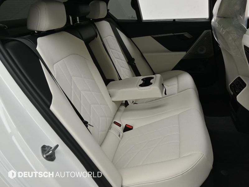2026 BMW i5 eDrive 40 M Sport photo 13