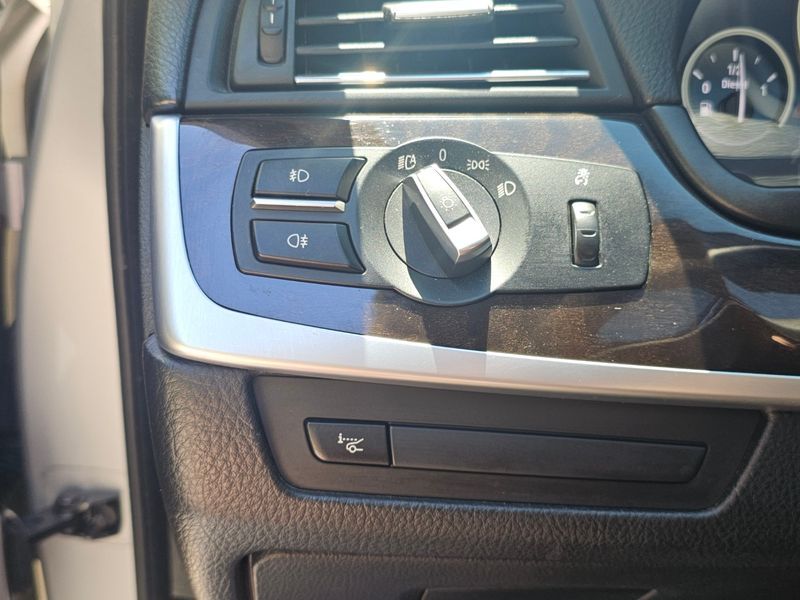 2013 BMW 5 Series 525d xDrive photo 18