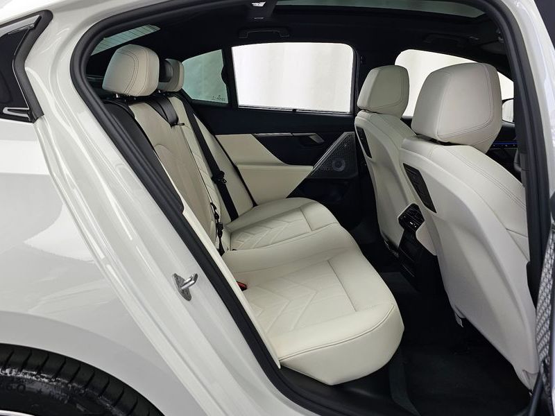 2026 BMW i5 eDrive 40 M Sport photo 12