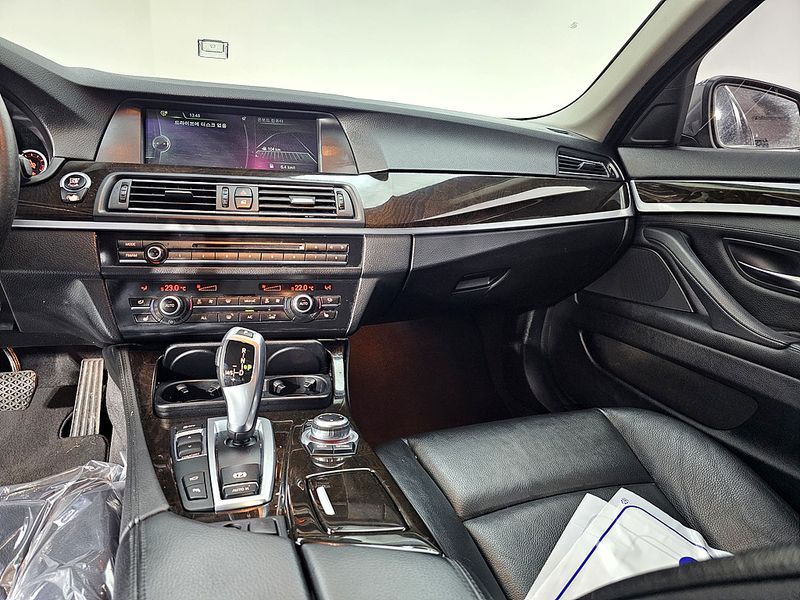 2013 BMW 5 Series 528i photo 9