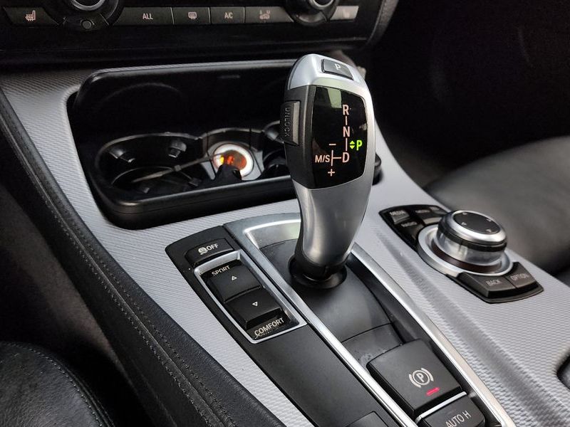 2013 BMW 5 Series 520d M Sport photo 9